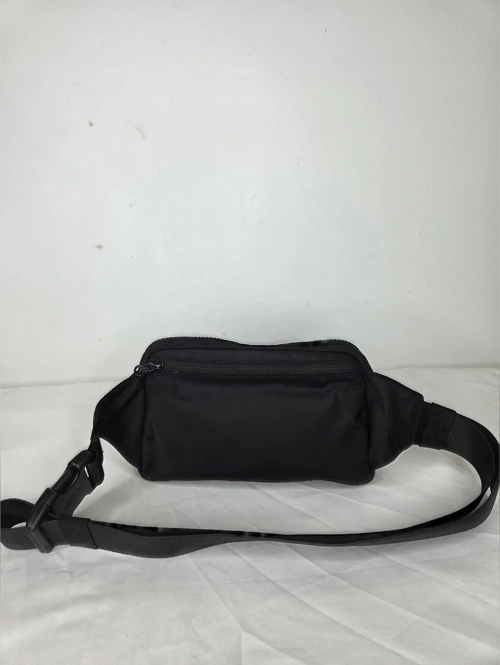 lululemon athletica OS Everywhere Belt Bag In Black Aprox 8"x6" Inch - Picture 2 of 11